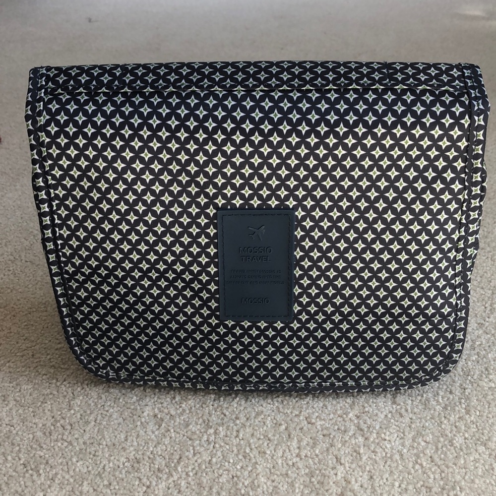 Like New! Mossio Travel Toiletry Bag